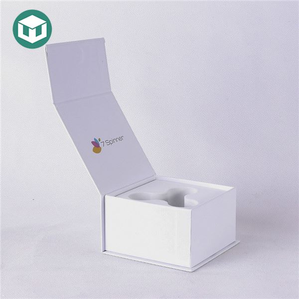 White 1800gsm Magnetic Closure Gift Box