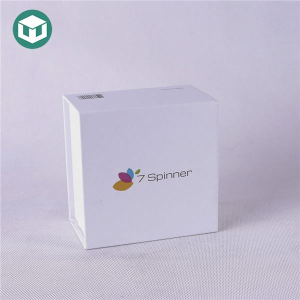 White 1800gsm Magnetic Closure Gift Box