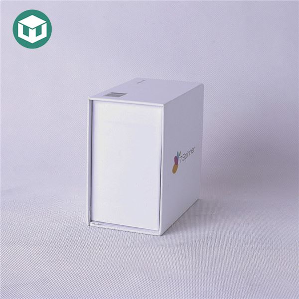 White 1800gsm Magnetic Closure Gift Box