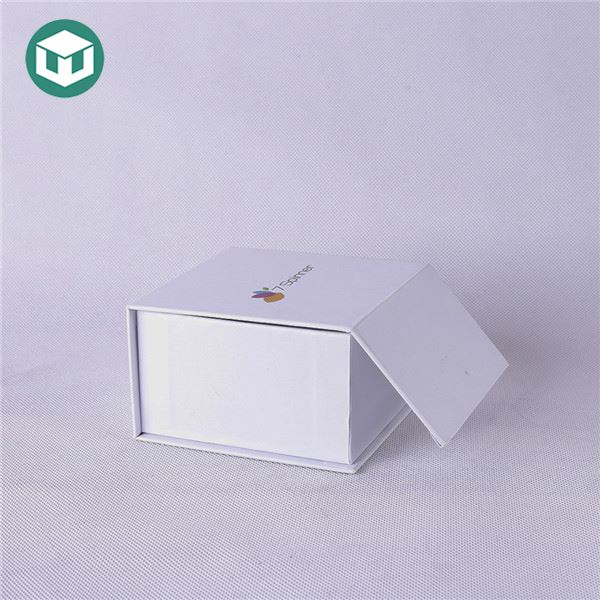 White 1800gsm Magnetic Closure Gift Box